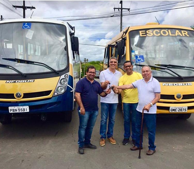 Fábio Reis entrega micro-ônibus para Assistência Social e Educação, de Indiaroba