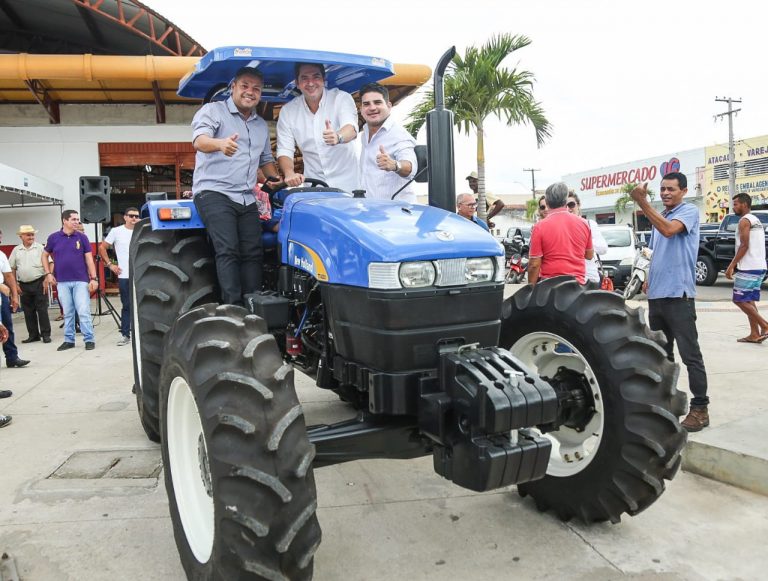 Gustinho Ribeiro fez entrega do maquinário agrícola nesta manhã