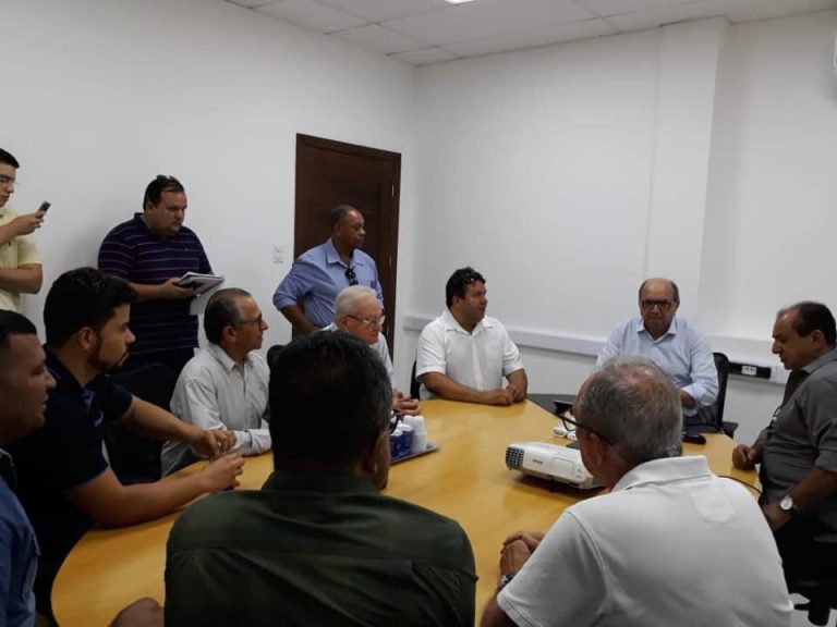 Prefeito e Secretário de Indústria e Comércio recebem representantes da Associação de Supermercados