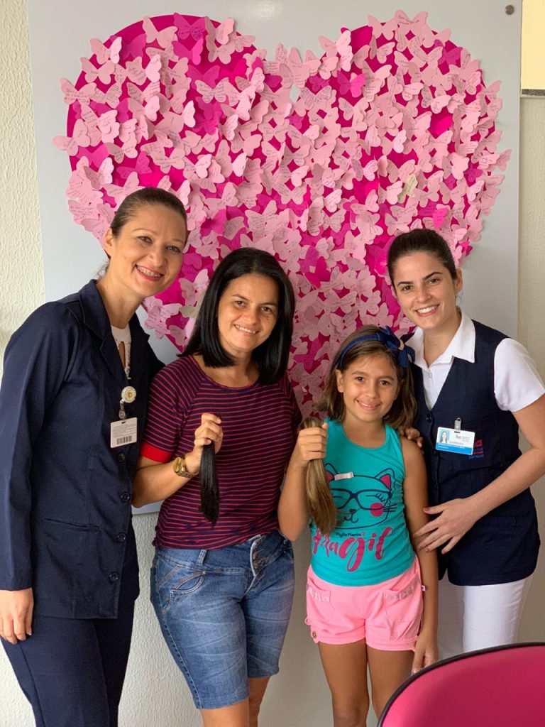 Criança e mãe surpreendem funcionários do Hospital do Amor ao doarem seus cabelos