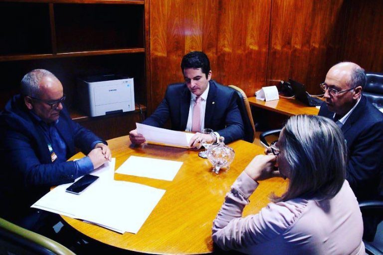 Gustinho Ribeiro recebe aliados políticos em seu gabinete