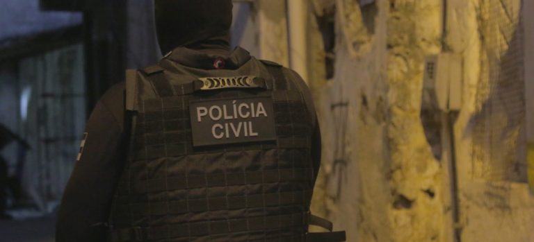 Mulher é presa por agenciar encontros sexuais para adolescente de 13 anos