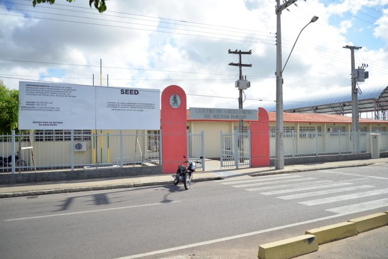 Alunos e professores do Centro de Excelência Dr. Milton Dortas comemoram melhorias na infraestrutura da escola