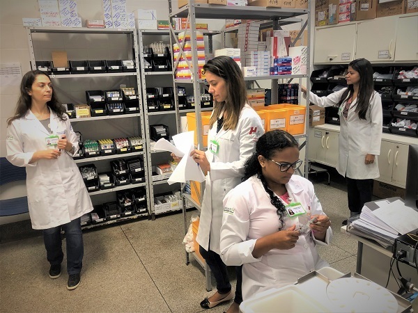 Plano de ação aprimora assistência farmacêutica no Hospital Universitário