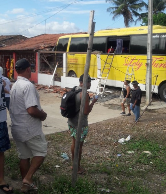Ônibus de turismo invade casa no povoado Queiroz em Lagarto