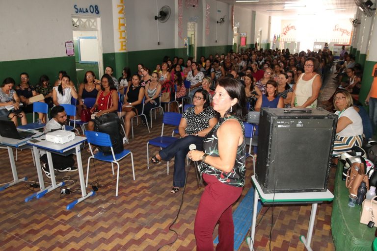 Palestras abordando a Base Nacional Comum Curricular fizeram parte da Jornada Pedagógica