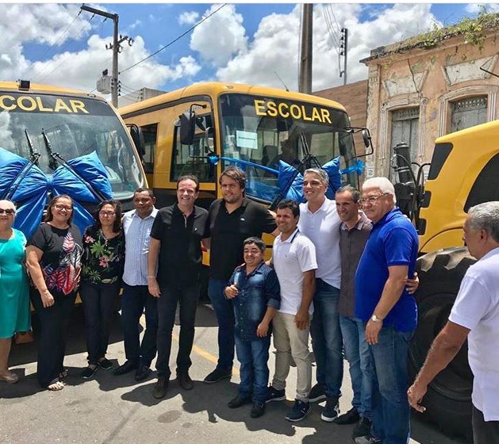 Fábio Reis entrega transportes escolares e ambulâncias na cidade de Itabaianinha