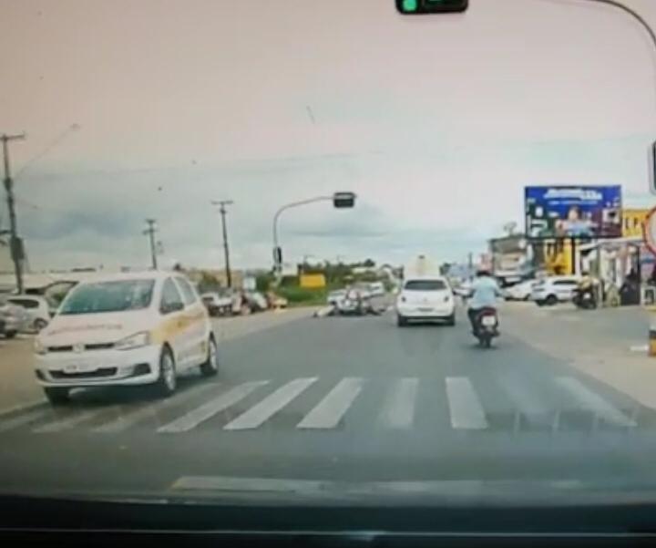 Vídeo registra colisão entre duas motocicletas