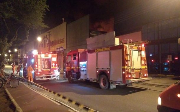Incêndio destrói loja na Avenida Coelho e Campos, centro de Aracaju