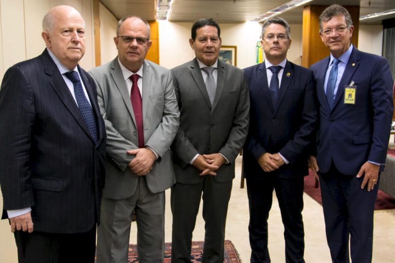 Laércio discute com Mourão a importância da reabertura da Fafen