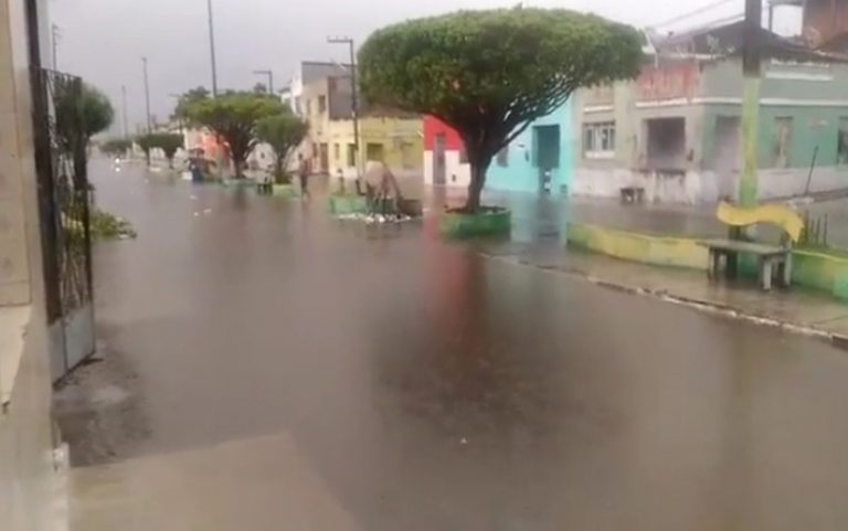 Chuva com raios, relâmpagos e trovões alaga rua em São Cristóvão