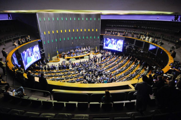 Senado aprova PEC que permite acúmulo de cargos por PMs estaduais