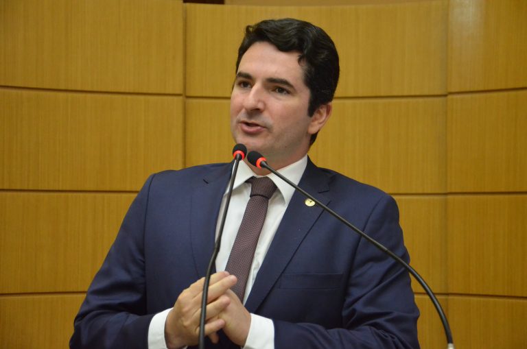 Gustinho Ribeiro protocola projeto de lei para inclusão digital nas escolas