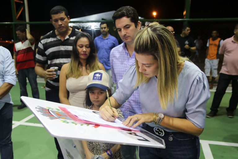 Sob forte comoção, foi inaugurada a quadra de esportes Àthila Paixão
