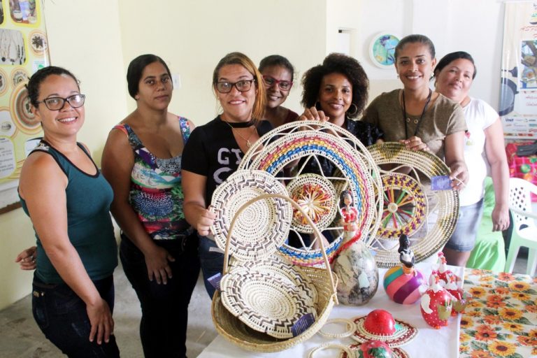 Sergipanas superam a pobreza com artesanato da palha do ouricuri