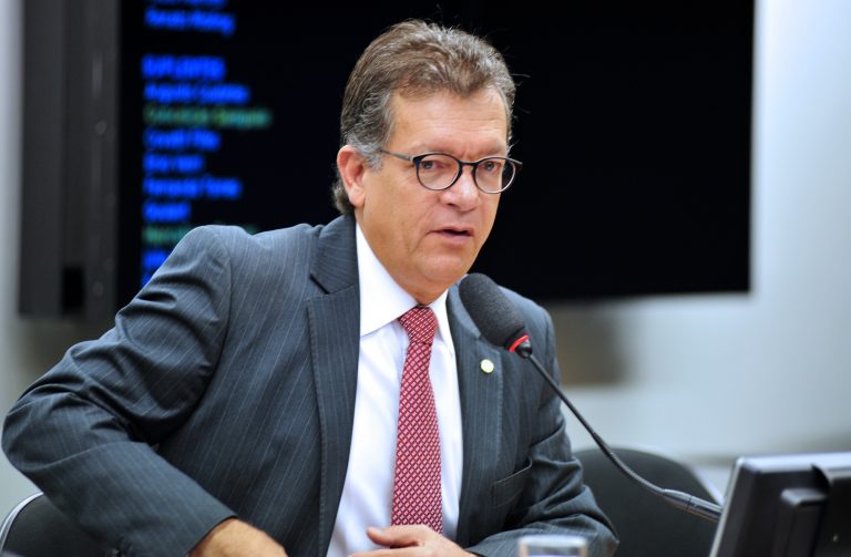 Laércio Oliveira fala sobre a Fafen/SE com o ministro de Minas e Energia