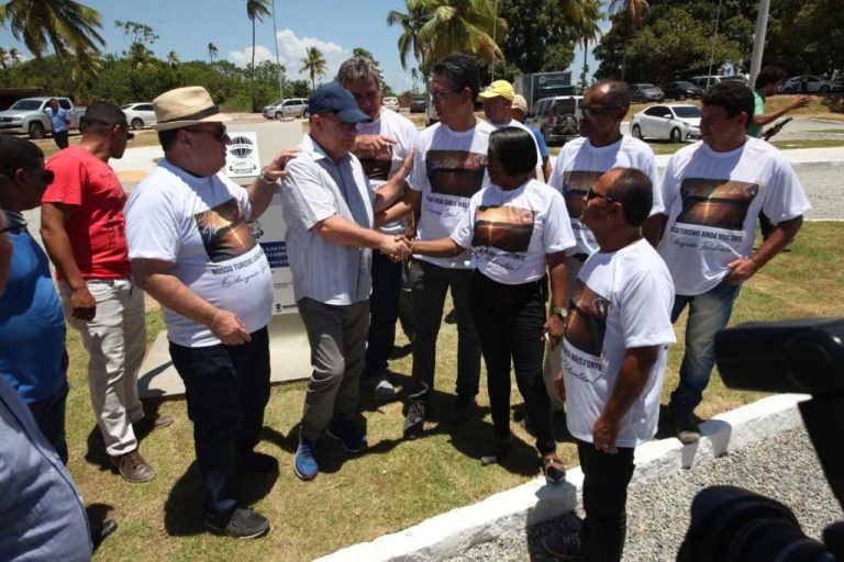 Belivaldo entrega atracadouros e anuncia recuperação da Orla da Caueira