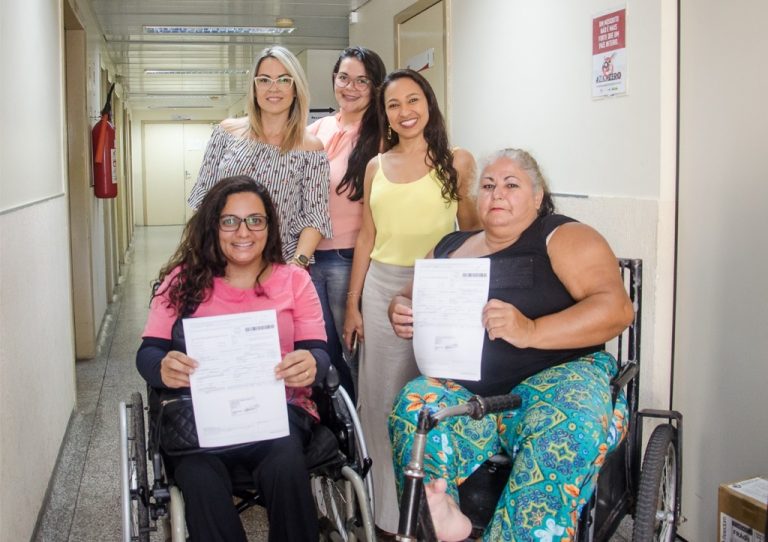 Governo entrega cadeiras de rodas motorizadas para usuários do SUS