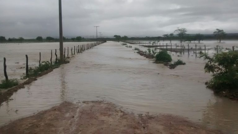 Barragem de Tobias Barreto transborda e água atinge estradas