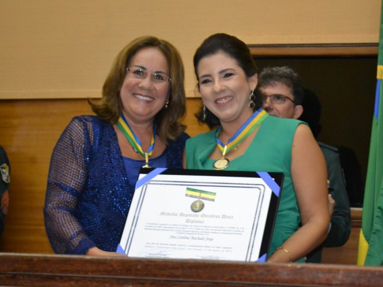 Deputadas e delegadas da mulher recebem Medalha Quintina Diniz