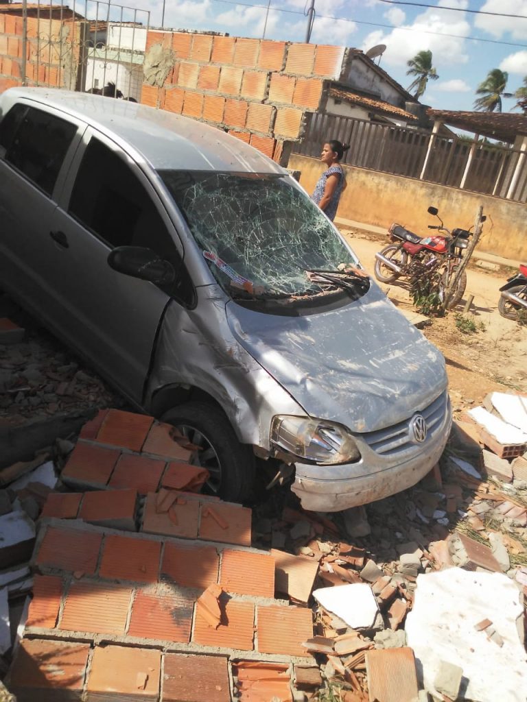 Acidente destrói parte de uma casa no povoado Jenipapo