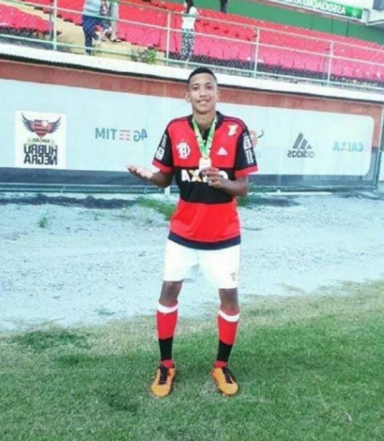 Família de Áthila Paixão é a primeira a firmar acordo com o Flamengo