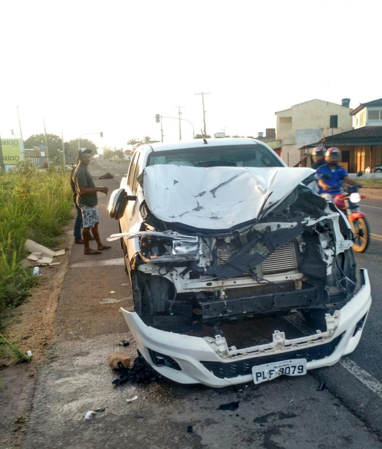 Caminhonete fica totalmente destruída após colidir com cavalo em Lagarto
