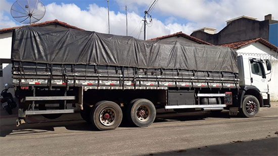 PM recupera caminhão com carga roubada no município de Lagarto