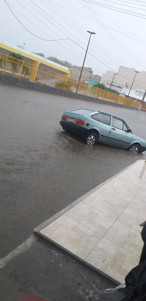 Chuvas causam alagamentos em ruas na cidade de Lagarto