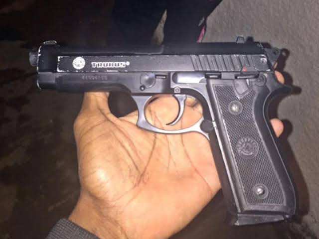 Polícia flagra indivíduos que apresentavam atitude suspeita em comércio de Poço Verde