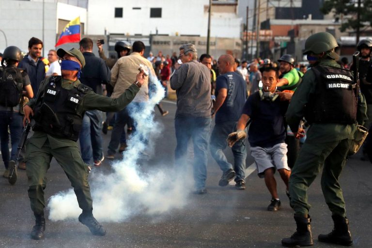 Guaidó afirma ter apoio de militares para derrubar Maduro