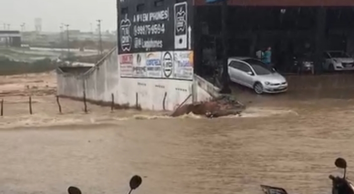 Desespero: motociclista é arrastado por água da chuva na região da Bica
