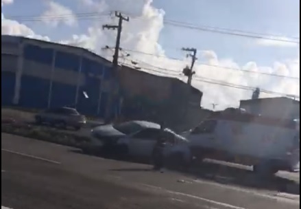 Carro sai da pista, colide em mureta e deixa três feridos na BR-101