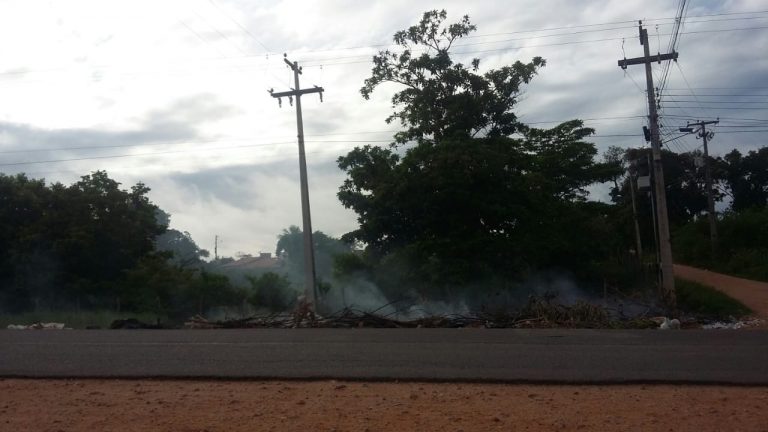 Moradores do Povoado Itaperinha sofrem com lixo jogado na rua