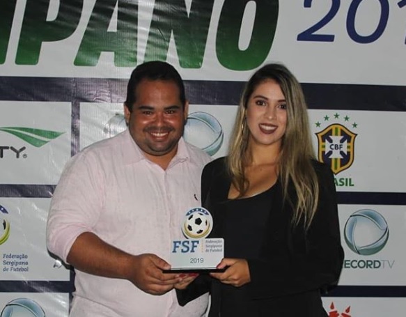 Eron Márcio recebeu o troféu da Juventude FM