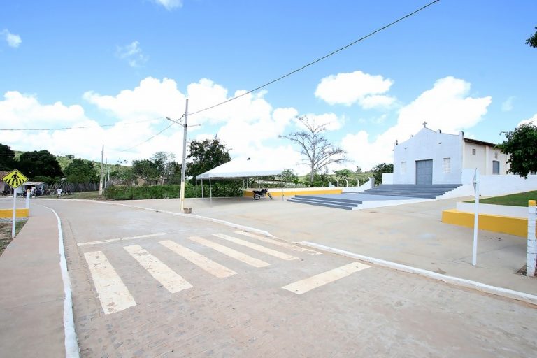 Moradores de Povoado em Salgado são beneficiados com calçamento e praça