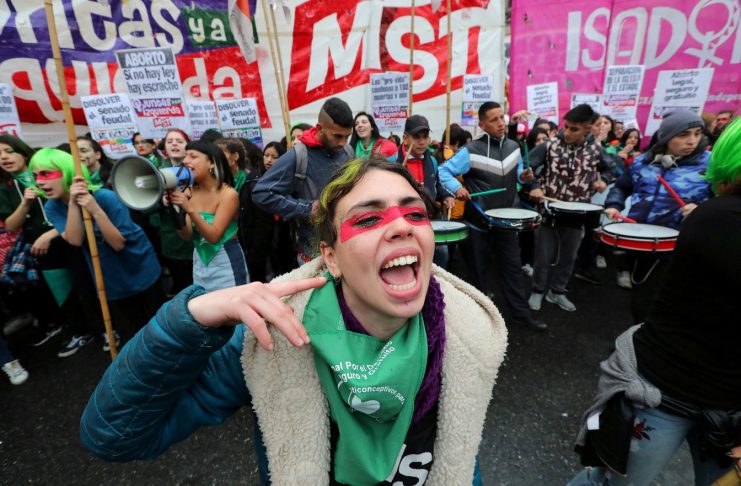Ativistas tentam pressionar legisladores em 2018 para aprovar um projeto de lei que legaliza o aborto, em Buenos Aires — Foto: Marcos Brindicci/Reuters