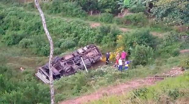 Homem morre e três ficam feridos após caminhão capotar em Boquim