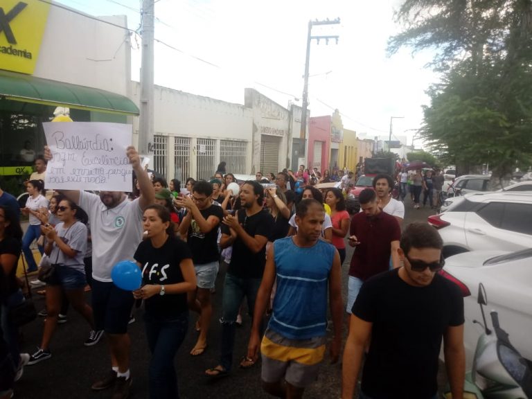 15 de maio: Universitários realizam ato pelas ruas de Lagarto