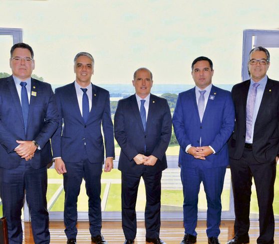 Representando o governador, o secretário-geral de Governo, José Carlos Felizola esteve no Palácio do Planalto, para reunião com o ministro-chefe da Casa Civil, Ônix Lorenzoni. Também participaram o deputado federal, Fábio Reis, o ex-deputado federal, Sérgio Reis, e o chefe da Representação de Sergipe em Brasília, Dernival Neto