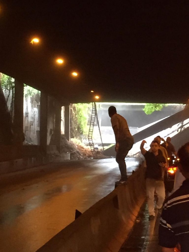 Túnel da Zona Sul do Rio é fechado após estrutura de concreto desabar sobre ônibus