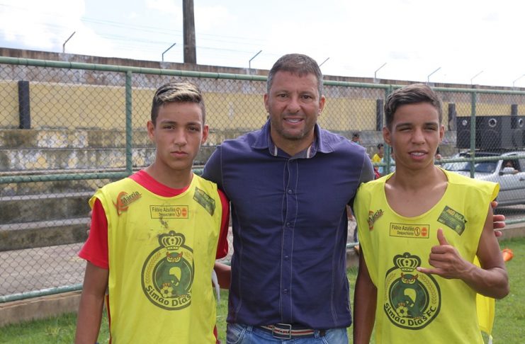 Secretário Nacional ladeado de desportistas simãodienses (Foto: PMSD)