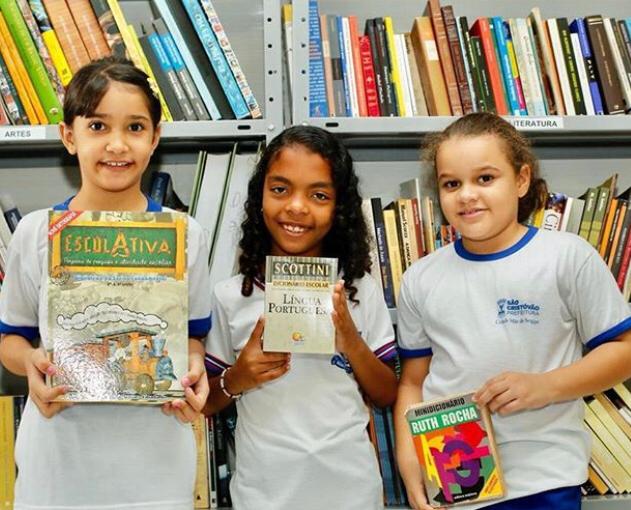 Vereadores participam de reinauguração da biblioteca Professor Luiz Alberto