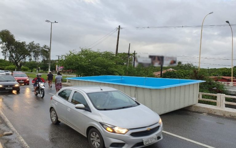 Piscina interrompe trânsito em Aracaju