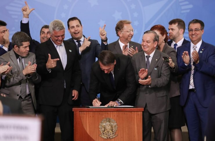 bolsonaro-assina-decreto-armas