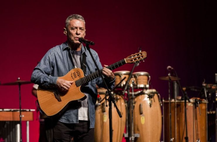 O músico Chico Buarque durante ensaio no Tom Brasil, em São Paulo. (Foto: Adriano Vizoni/Folhapress)