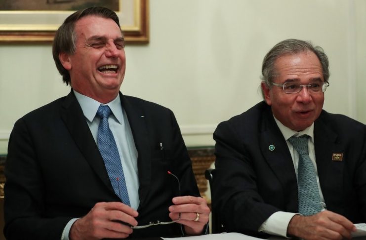 O presidente Jair Bolsonaro e o ministro da Economia, Paulo Guedes, durante transmissão ao vivo nesta quinta-feira (6/5) — Foto: Marcos Corrêa/PR