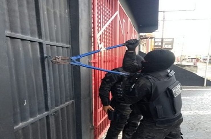 Policiais Civis em um dos estabelecimentos onde o crime ocorria — Foto: PC/SE