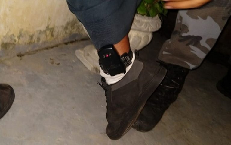 Homem com tornozeleira eletrônica é preso após se passar por sargento