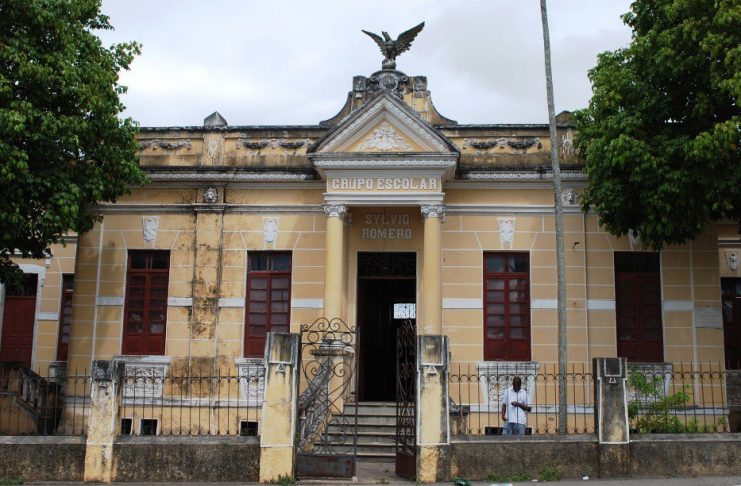 Sem reforma, o prédio serve de habitat para animais, sem tetos e também como foco de doenças